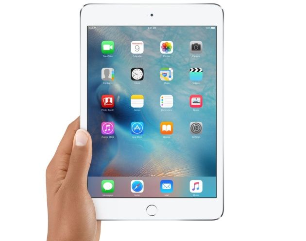 iPad mini 4 w dłoni