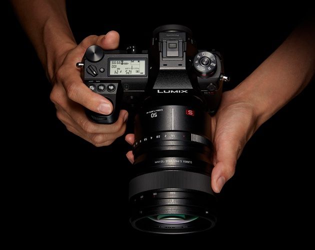 Panasonic Lumix S1R w dłoniach