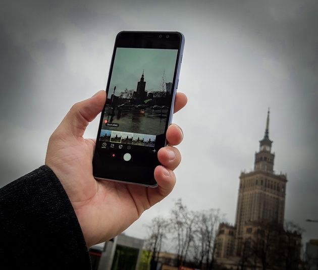 Samsung Galaxy A8 (2018) dłoń