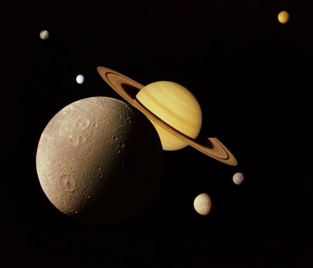 Voyager Saturn mozaika