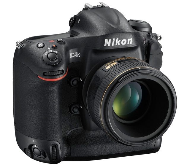 Nikon D4S przód bok