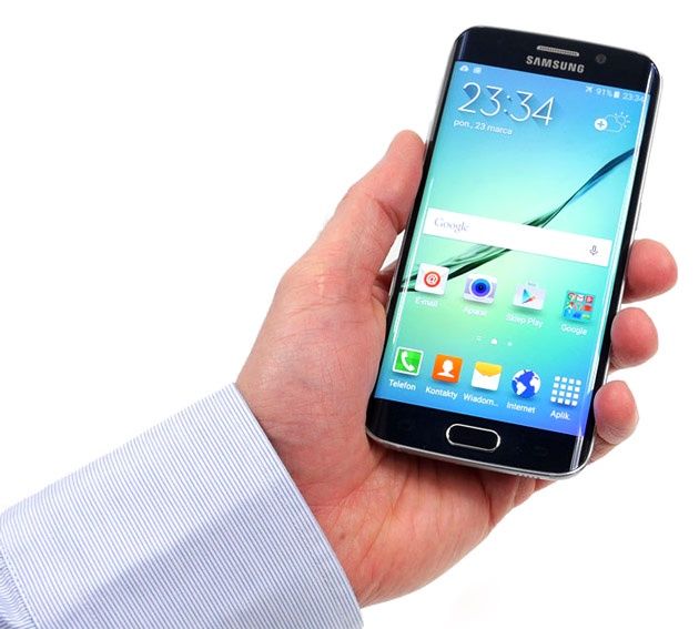 Samsung Galaxy S6 edge - w dłoni
