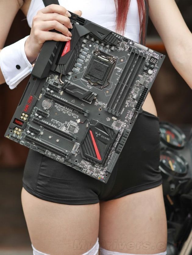 Colorful iGame Z170 - hostessa z płytą główną