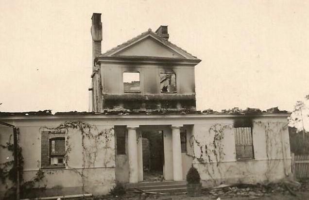 Spalony przez Niemców budynek Urzędu Celnego w Jeziorkach