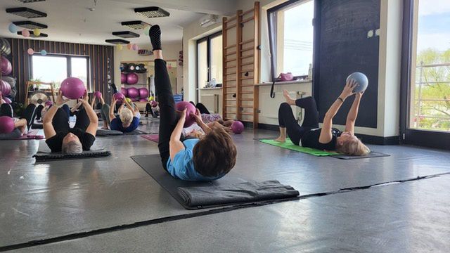 Seniorzy ćwiczą pilates