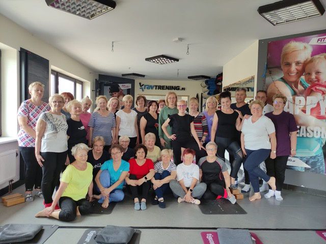 Seniorzy ćwiczą pilates