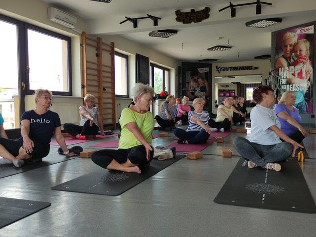 Seniorzy ćwiczą pilates