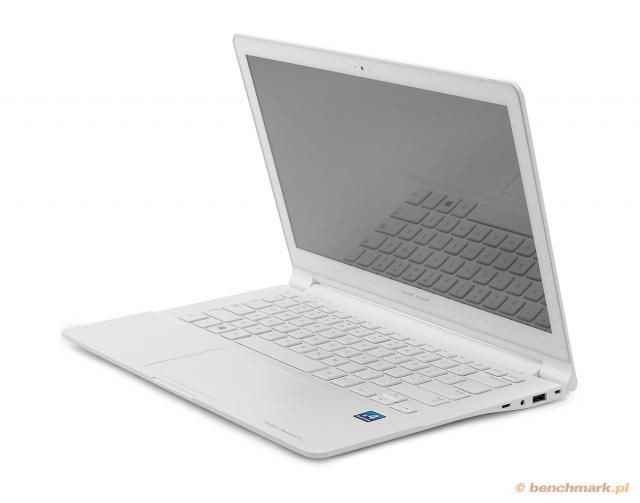 Samsung ATIV Book 9 Lite widok z profilu