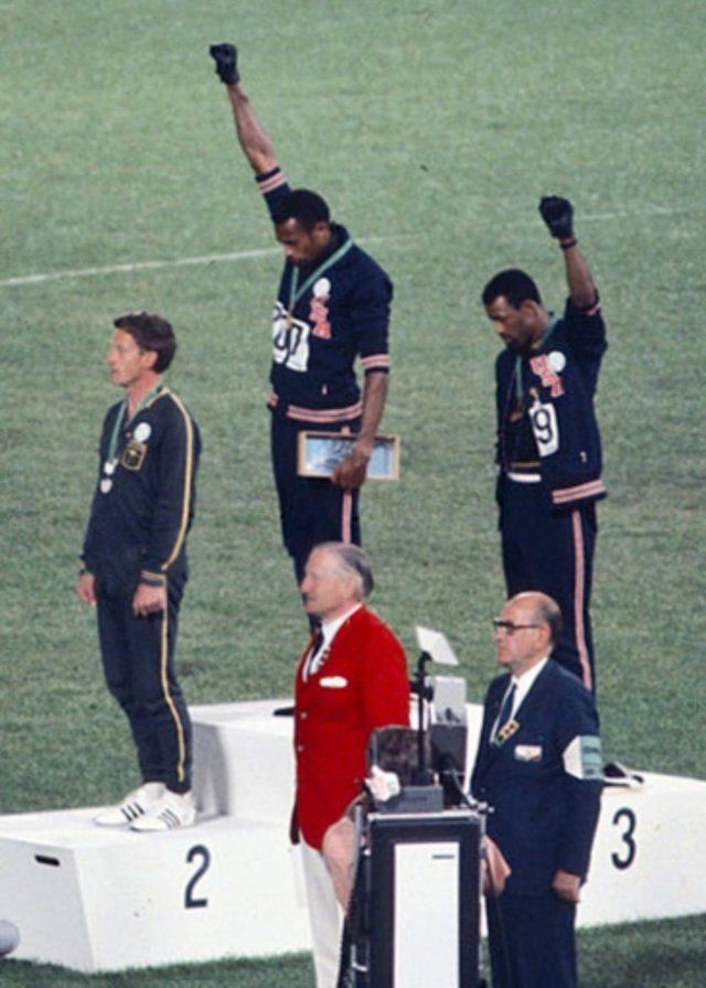 Manifestacja w czasie igrzysk olimpijskich w Meksyku 1968 r. Na podium od lewej: Peter Norman, Tommie Smith i John Carlos fot. domena publiczna