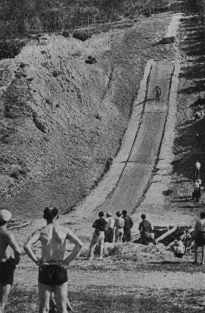 Zdjęcie z "Przeglądu Sportowego" 69/1948, być może najstarsze zdjęcie z letnich skoków narciarskich w Polsce