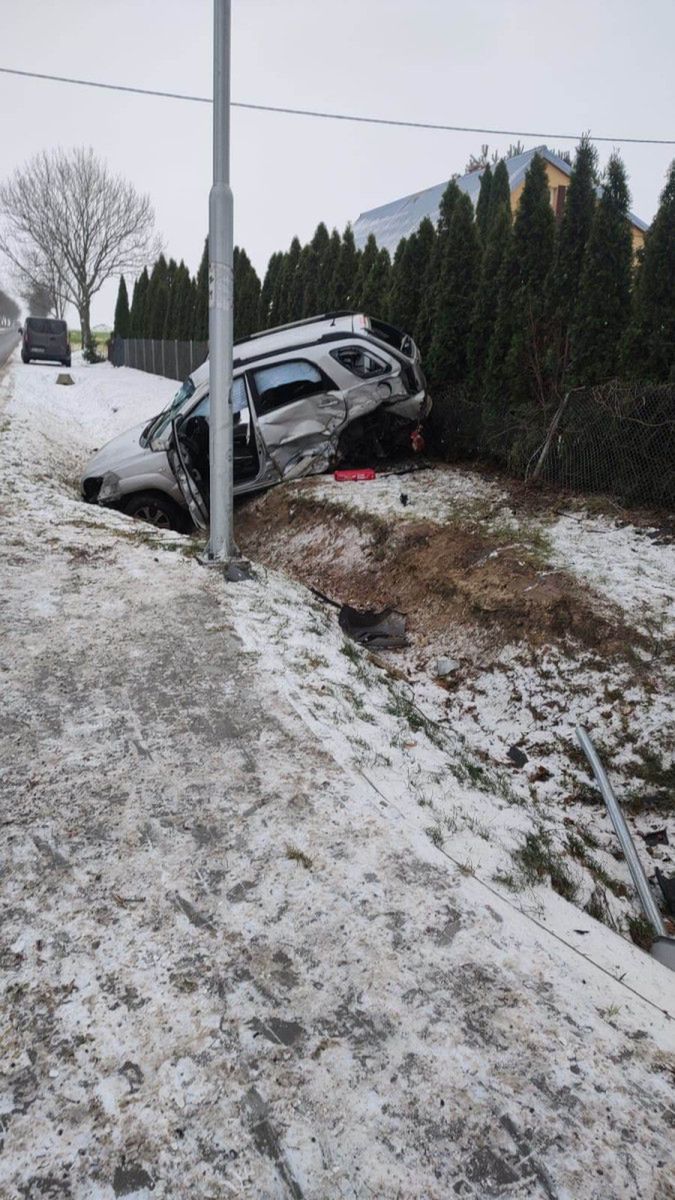 Kierujący nie zatrzymał się i wylądował w rowie