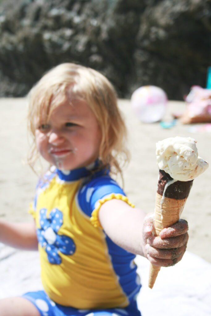 dziecko salmonella, lody na plaży i brudne ręce