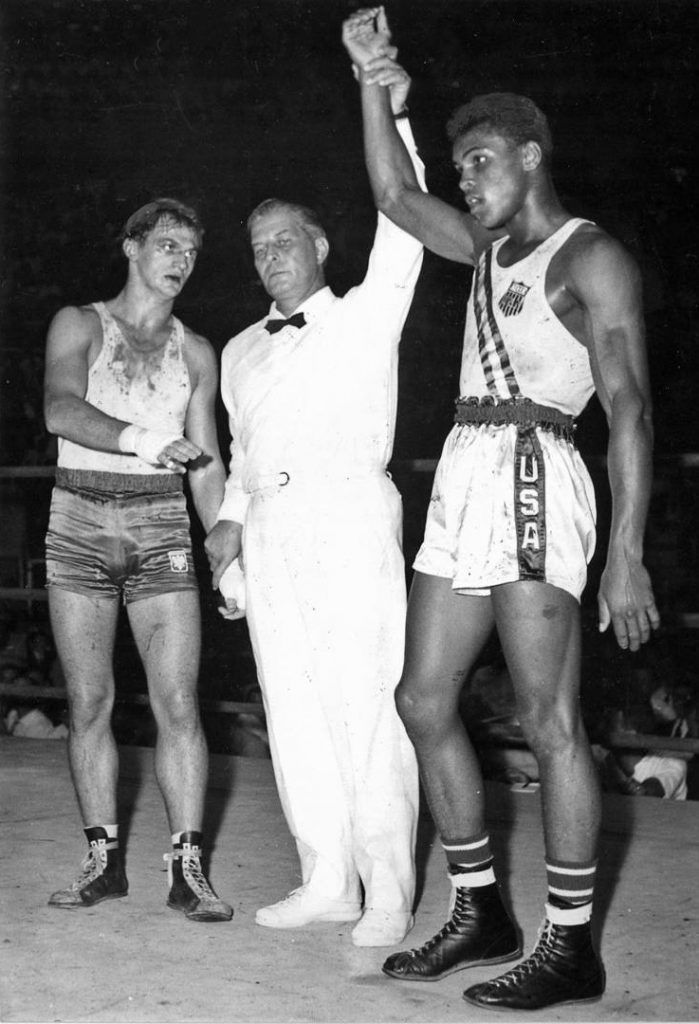 Zbigniew Pietrzykowski (z lewej) oklaskuje złotego medalistę olimpijskiego. W 1960 r. został nim Cassius Clay Junior