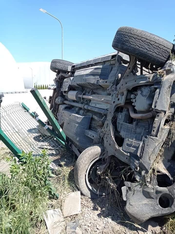 Pędzili autem na podwójnym gazie. Zatrzymali się na ogrodzeniu!