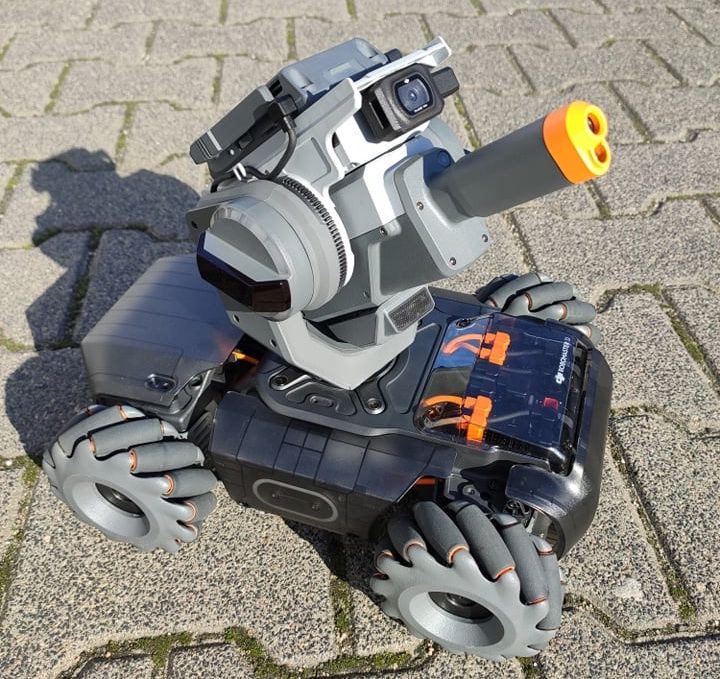 Dji RoboMaster S1 - z uniesionym działem