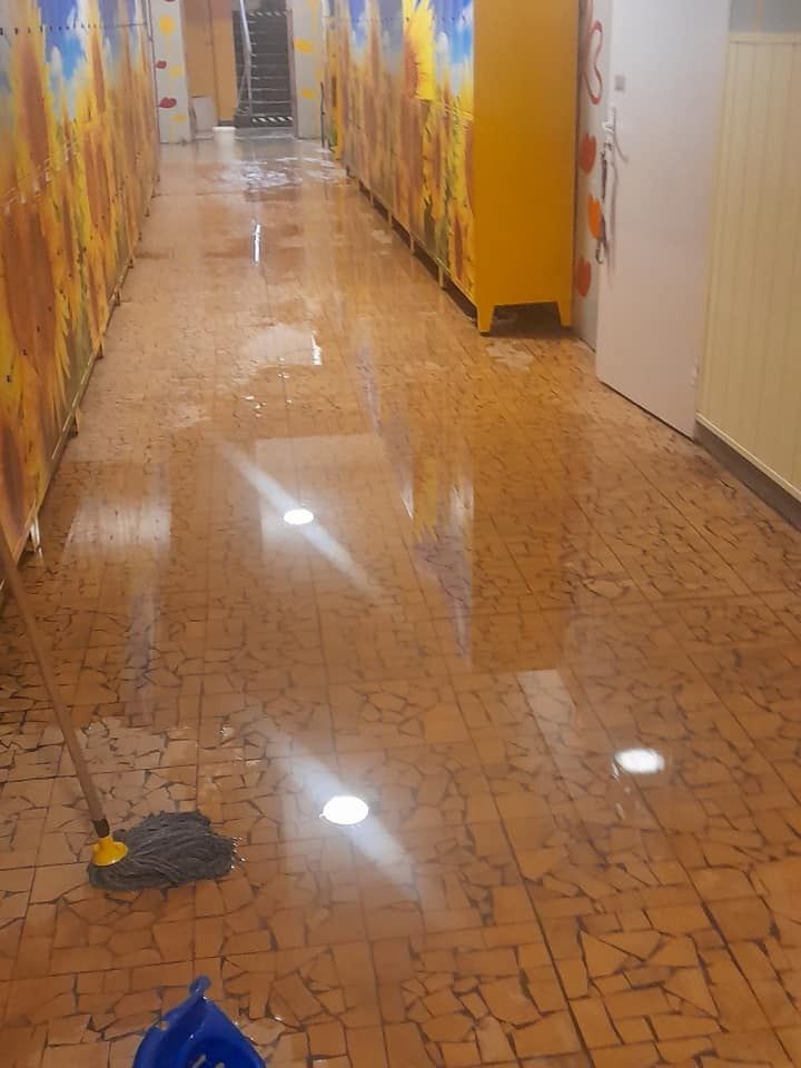 Zalane posesje i korytarz szkolny 