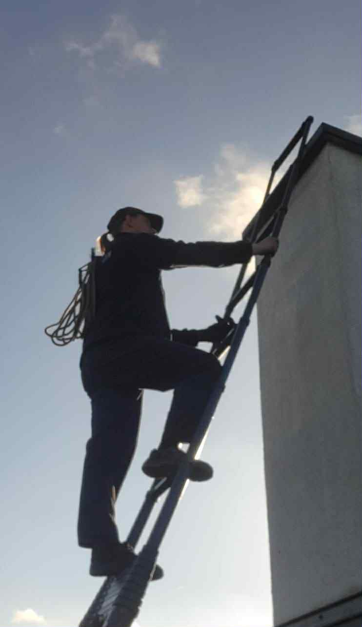 Kamil Ossowski w trakcie wykonywania swoich obowiązków