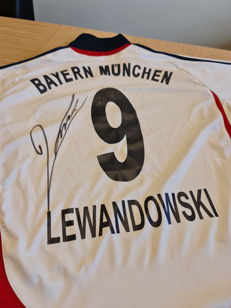 Hyperbook - koszulka Bayernu Monachium z autografem Roberta Lewandowskiego