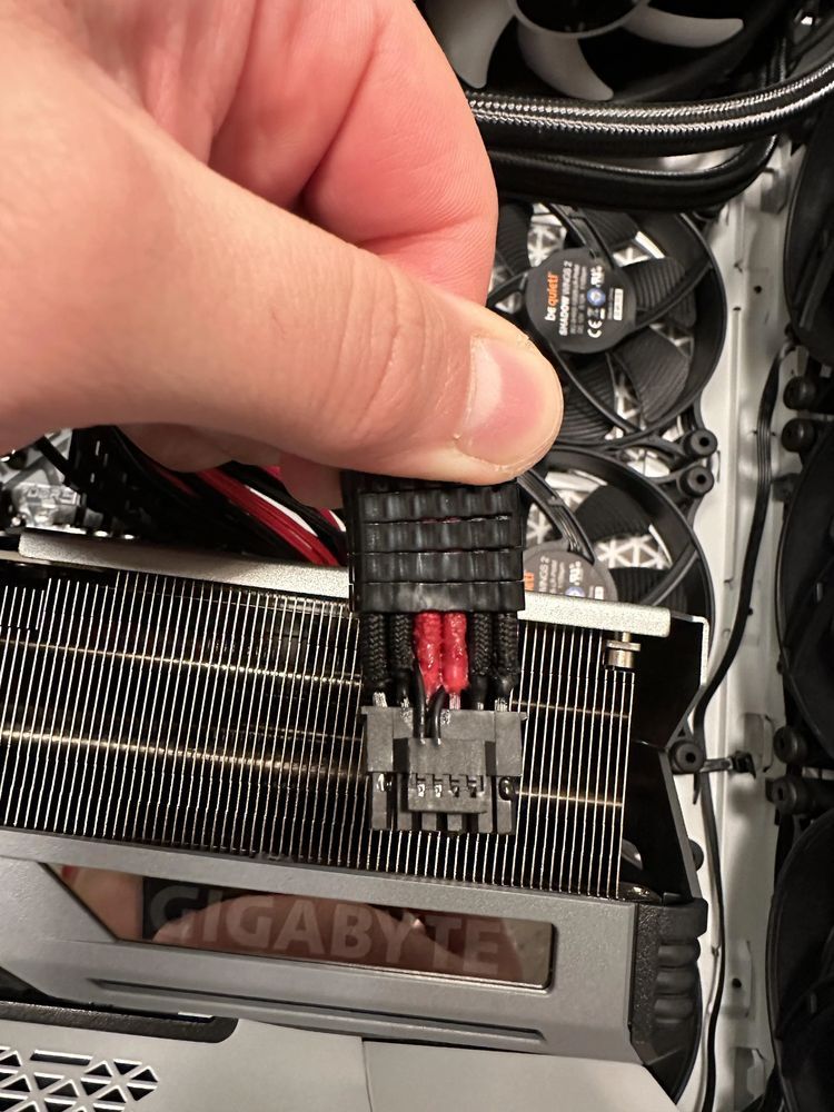 GeForce RTX 4090 - stopiony adapter zasilania CableMod