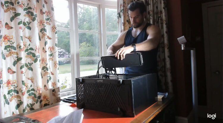 Henry Cavill - Wiedźmin składa komputer