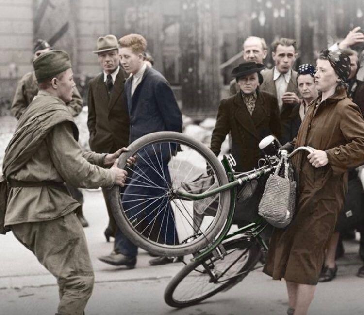 Sowiecki żołnierz - Berlin 1945
