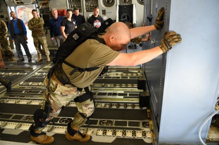 Tragarze US Army pchający ładunek