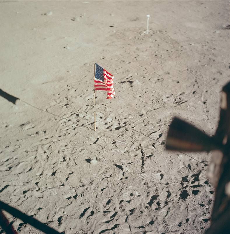 Apollo 11 flaga ślady