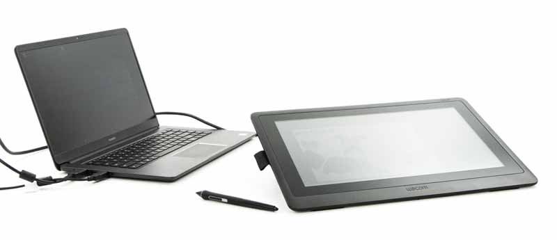 Wacom Cintiq 16 tablet podłączony do laptopa