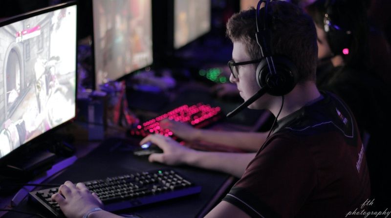 Gracz e-sportowy