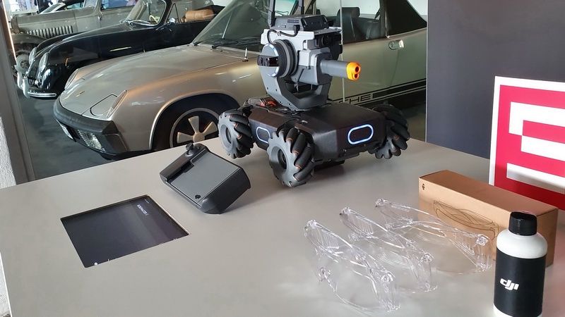 Dji RoboMaster S1 - w otoczeniu samochodów