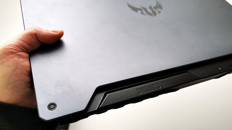 ASUS TUF Gaming - górna pokrywa z nowym logo