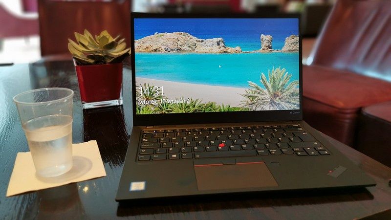 ThinkPad X1 Carbon 7 tym razem pozuje w lobby
