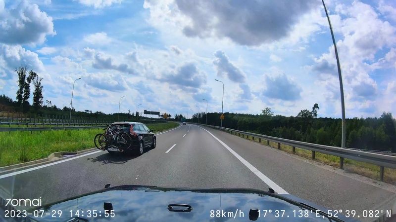 70mai A810 - zdjęcie z nagrania w pogodne popołudnie