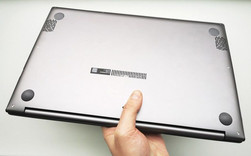 ASUS VivoBook od tyłu