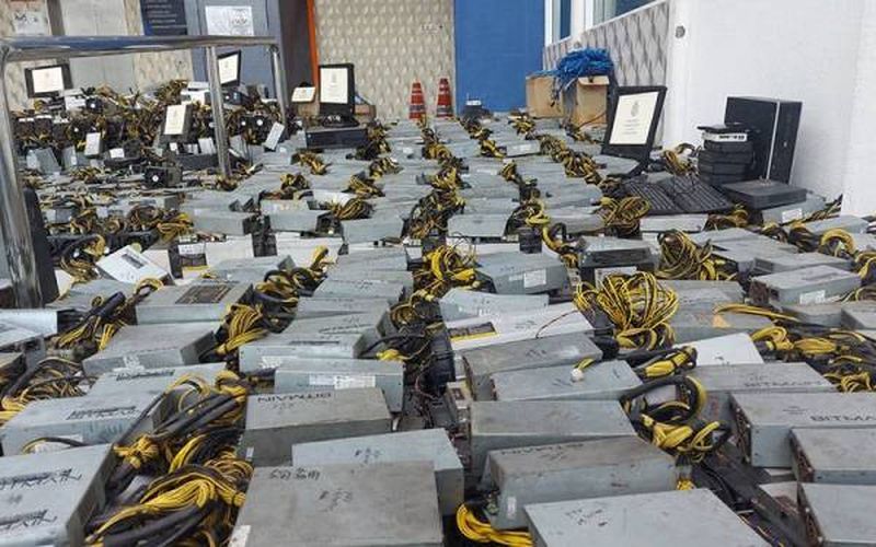 Nielegalna kopalnia kryptowalut - zarekwirowane koparki ASIC