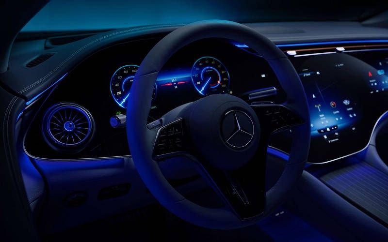 Mercedes EQS środek