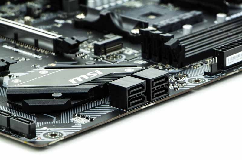 MSI B450 Tomahawk MAX - porty SATA