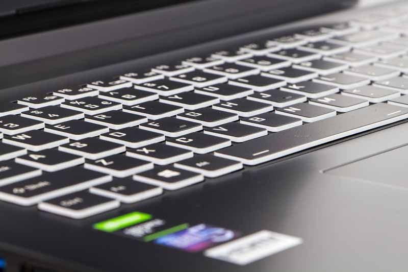 Hyperbook NH17 - temperatury obudowy