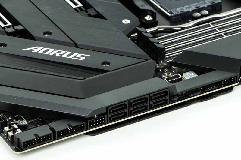 Gigabyte X570 AORUS XTREME - porty SATA