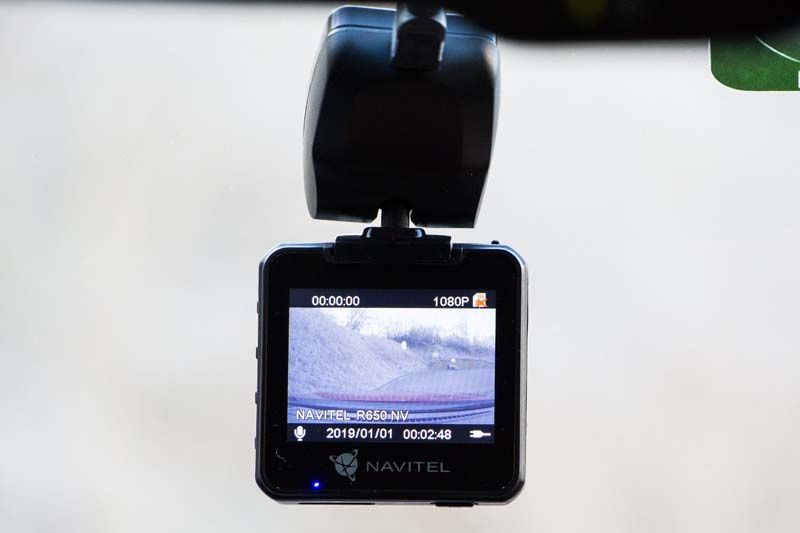 Navitel R650 NV zamocowane na szybie