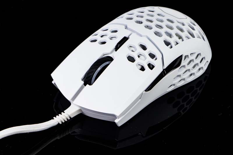 Otwory w obudowie Cooler Master MM711