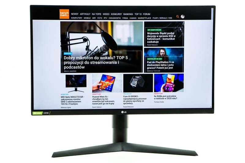 LG UltraGear 27GL850-B - z wyświetloną stroną benchmark.pl