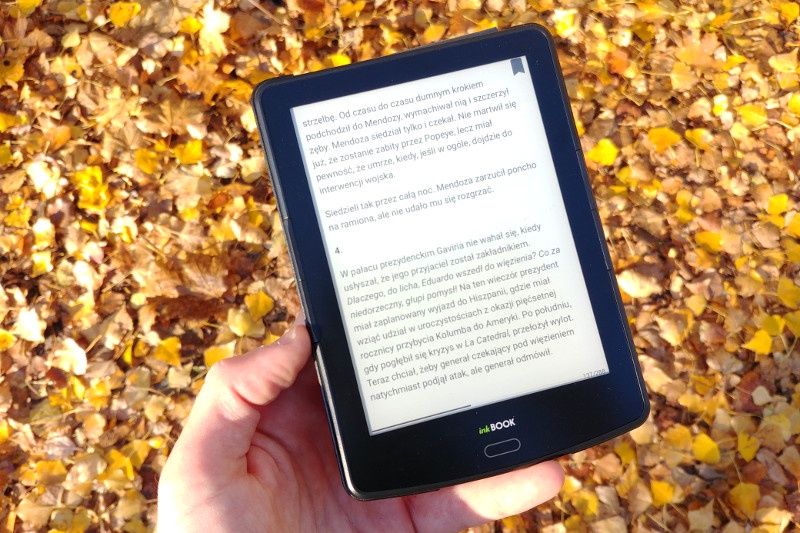 inkBook Prime HD czytnik w ręce