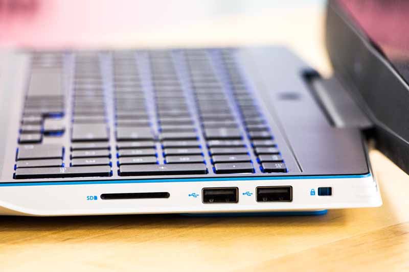 Dell Inspiron G3 15 prawy bok