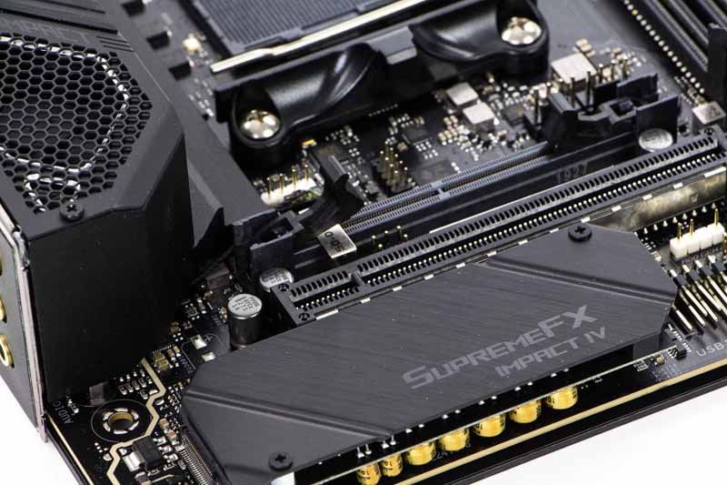 ASUS ROG Crosshair VIII Impact  sloty