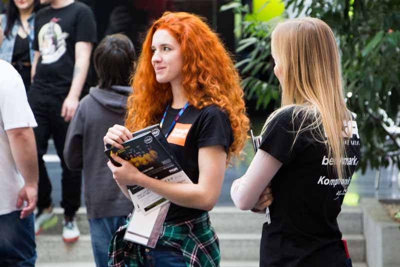 PGA foto dziewczyna - hostessy benchmarka