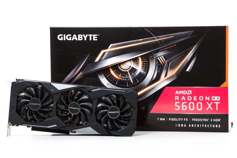 Gigabyte Radeon RX 5600 XT Gaming OC pozuje do zdjęć obok pudełka