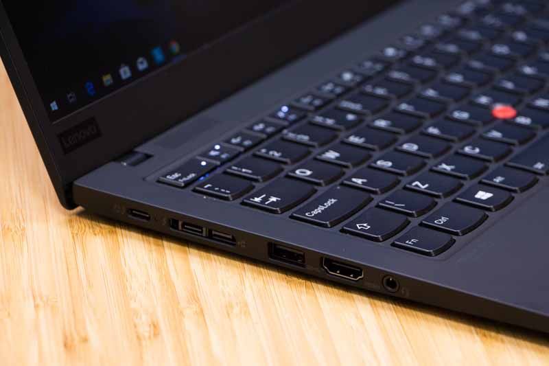 Lenovo ThinkPad X1 Carbon 7 lewy bok
