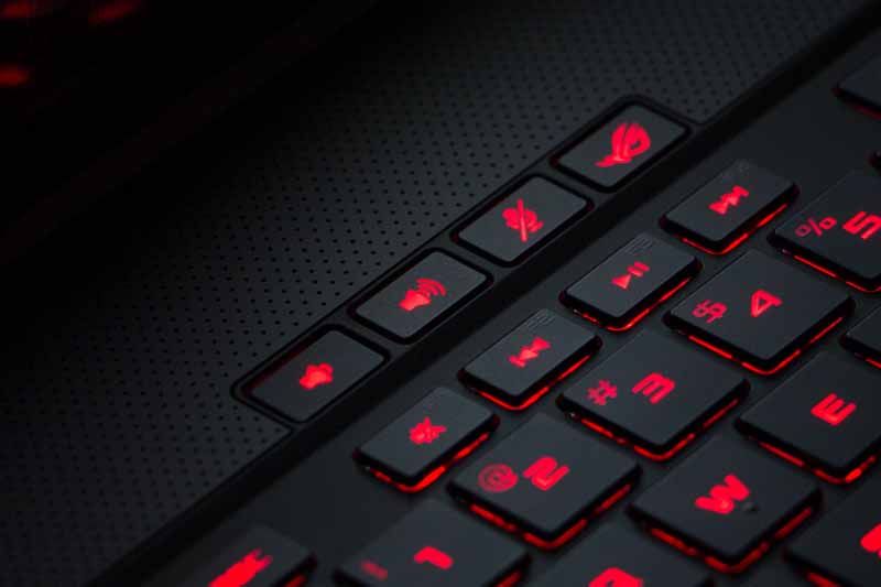 Asus ROG Zephyrus S GX502GV klawisze funkcyjne