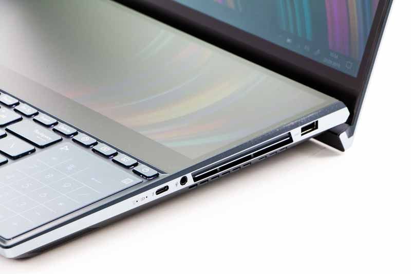 ASUS ZenBook Pro Duo - porty z prawej